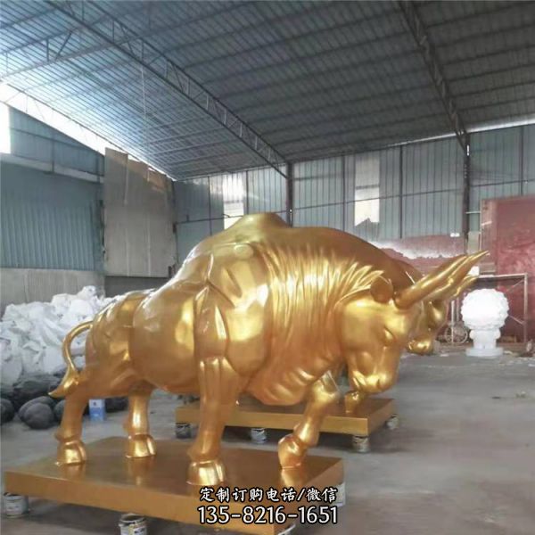 商場(chǎng)戶(hù)外擺放玻璃鋼金牛賀歲景觀雕像（5）