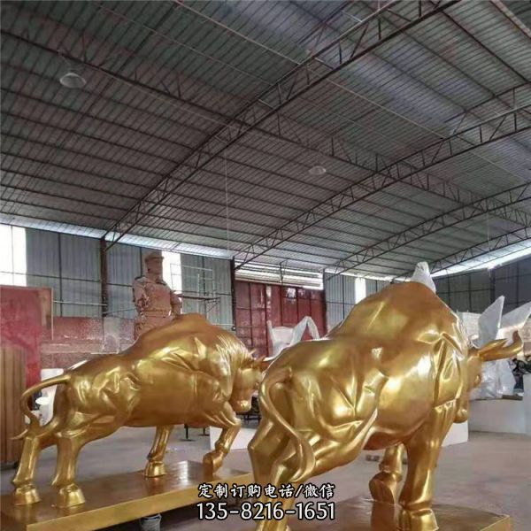 商場(chǎng)戶(hù)外擺放玻璃鋼金牛賀歲景觀雕像（3）