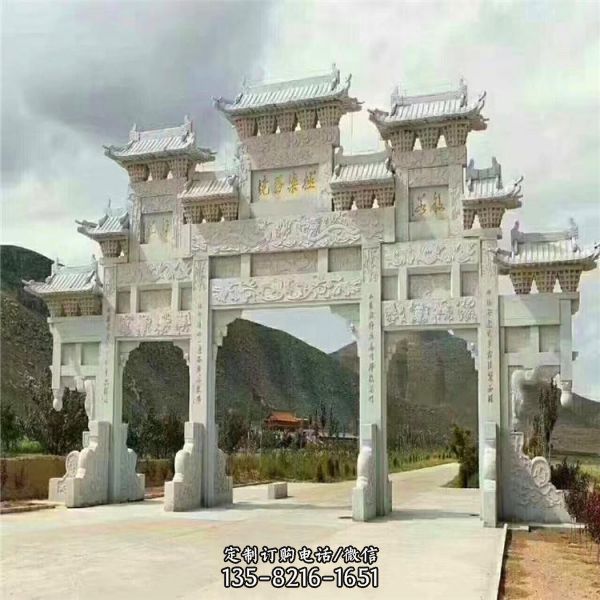 景點(diǎn)村口擺放大型五門石雕牌坊（3）
