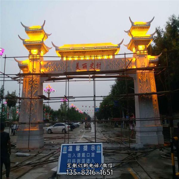 景點(diǎn)村口擺放大型五門石雕牌坊（5）