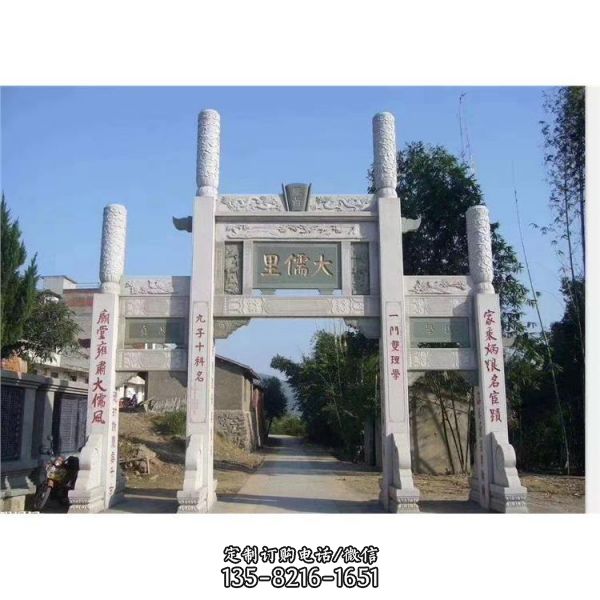村口擺放青石雕刻門樓牌坊（3）