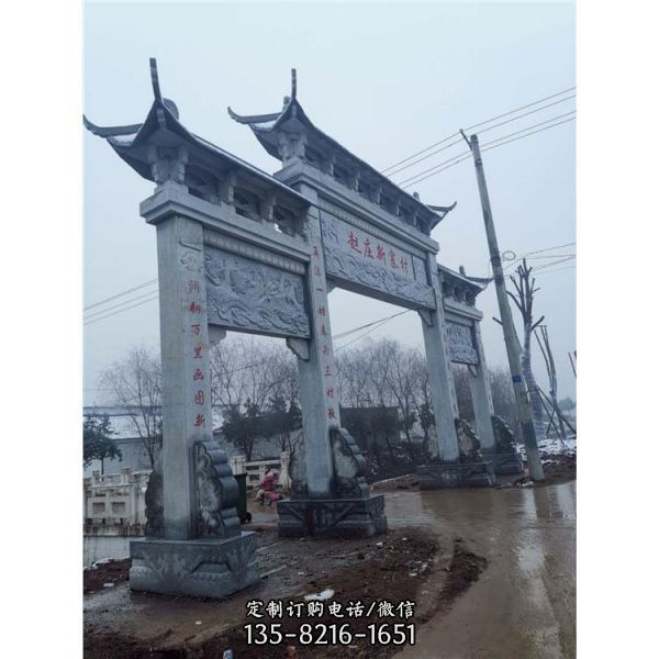 村口擺放青石雕刻門樓牌坊（1）