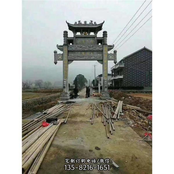村口擺放青石雕刻門樓牌坊（4）