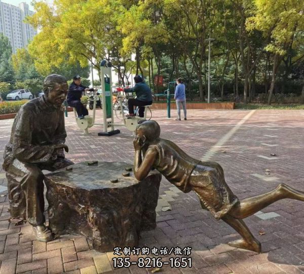 民俗戶外公園下象棋的爺孫倆人物雕塑