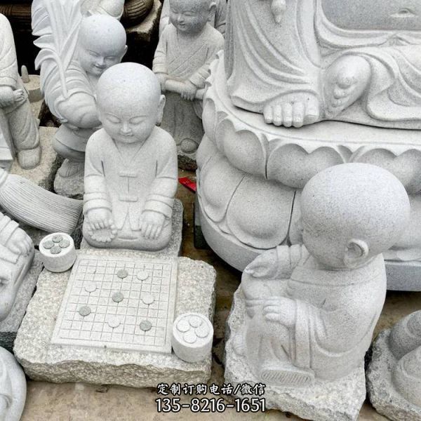 景區(qū)寺廟擺放砂巖雕刻小和尚下棋人物雕塑