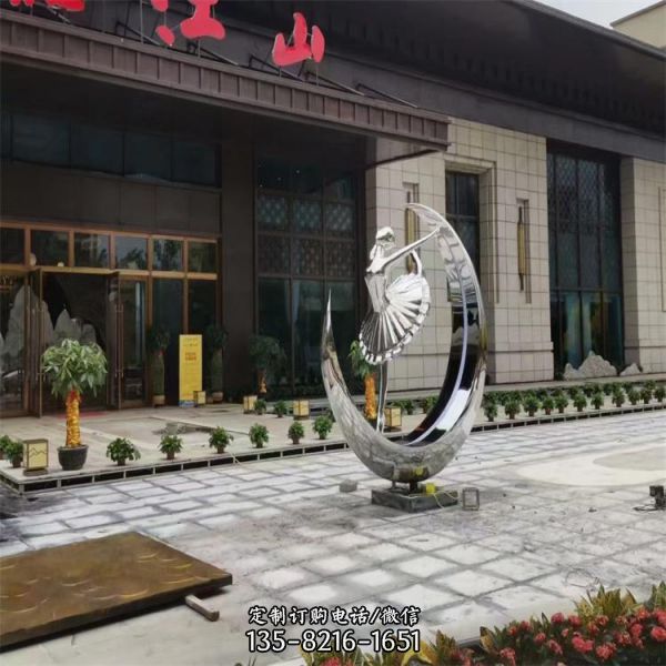不銹鋼鏡面月牙上跳舞的女孩廣場創(chuàng)意景觀地標雕塑（2）