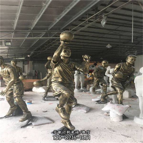 校園玻璃鋼仿銅戶(hù)外操場(chǎng)打籃球雕塑（1）
