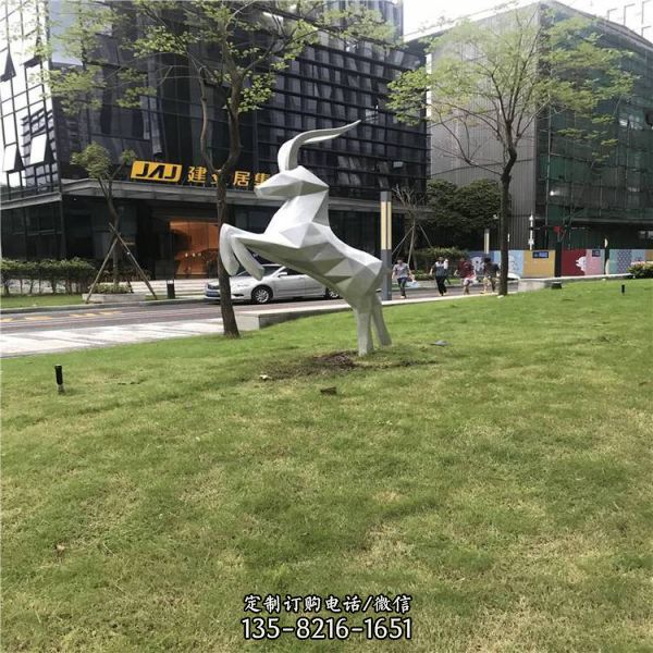 公園草坪幾何跳躍的鹿雕塑（1）