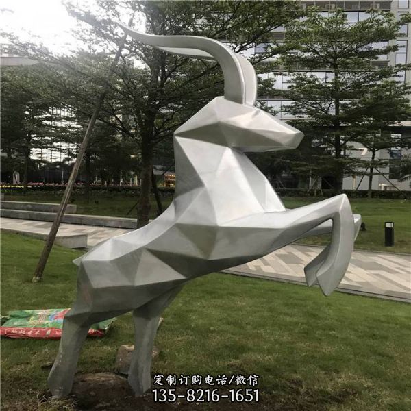 公園草坪幾何跳躍的鹿雕塑（3）