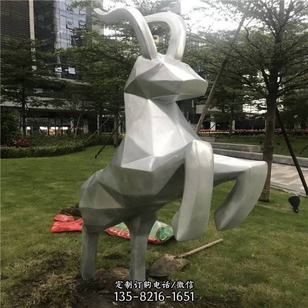 公園草坪幾何跳躍的鹿雕塑（2）