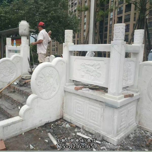 廣場學院漢白玉石雕旗臺（3）