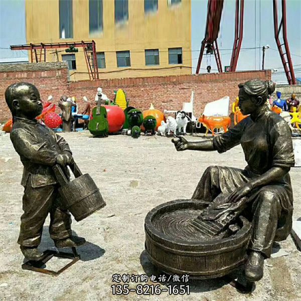 玻璃鋼仿銅小孩幫媽媽洗衣服人物雕塑（3）