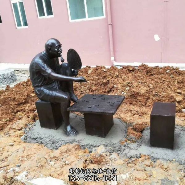 小區擺放玻璃鋼仿銅下棋人物小品雕塑