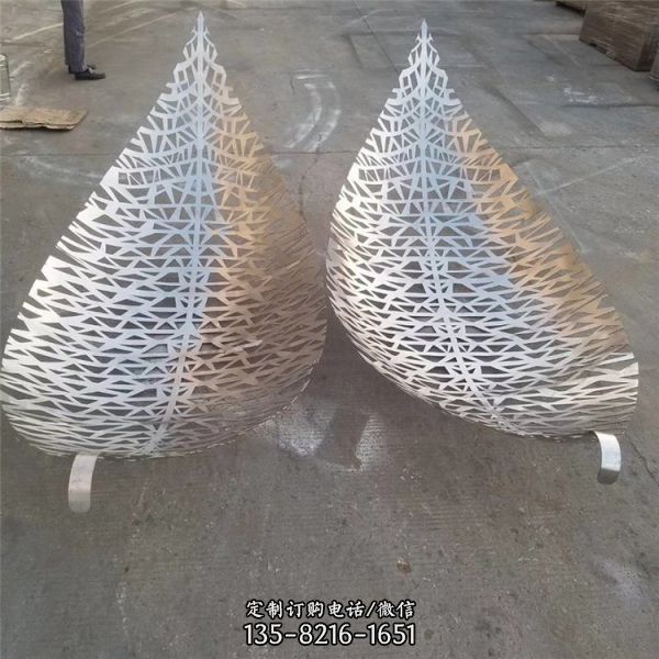 廣場創(chuàng)意不銹鋼鏤空樹葉雕塑（1）