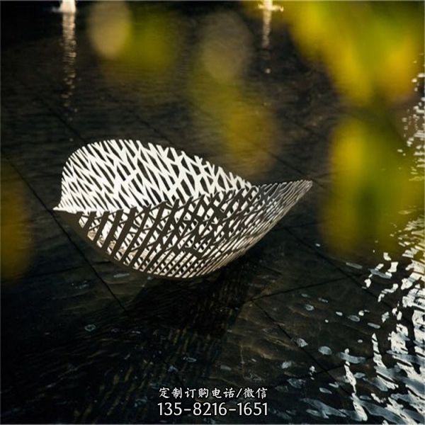 廣場創(chuàng)意不銹鋼鏤空樹葉雕塑（5）
