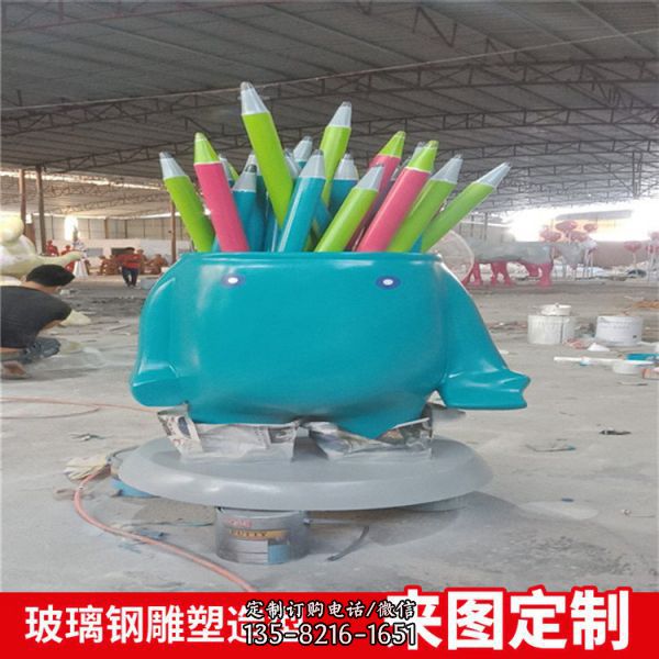 商場擺放玻璃鋼彩繪創意筆筒雕塑造型