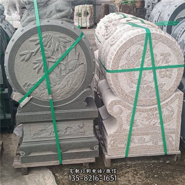 庭院門口擺放青石做舊雕花抱鼓石（1）