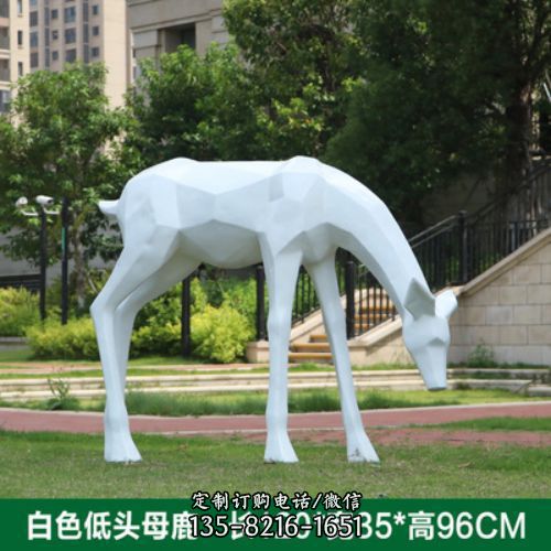 低頭覓食的玻璃鋼幾何抽象小鹿雕塑