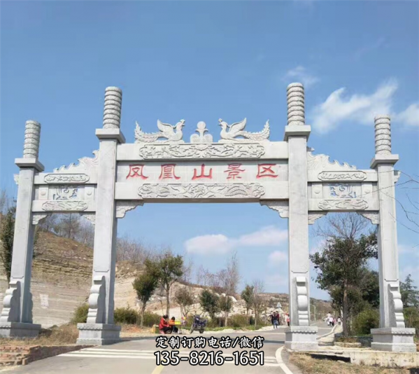 景區入口石牌坊，沖天式三間四柱牌坊