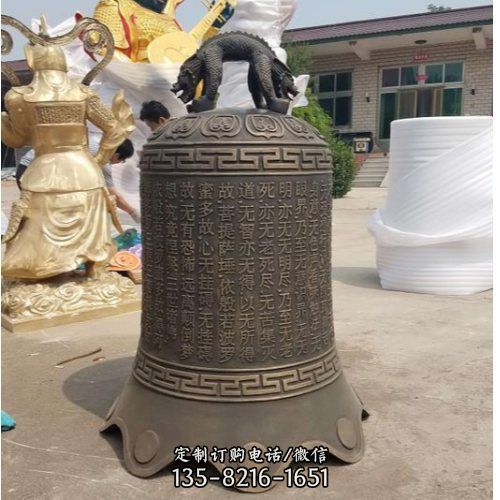 寺院室外擺放兩米銅鐘掛件（1）