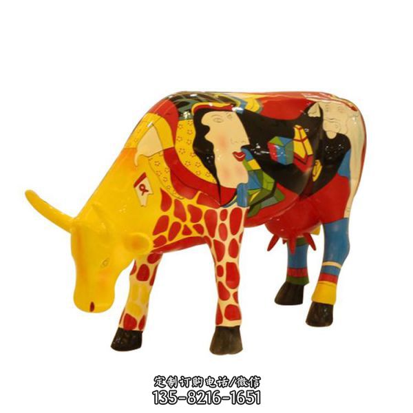商場(chǎng)室內(nèi)擺放玻璃鋼彩繪牛動(dòng)物雕塑（5）