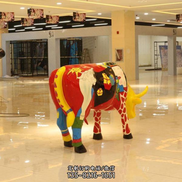 商場(chǎng)室內(nèi)擺放玻璃鋼彩繪牛動(dòng)物雕塑（3）
