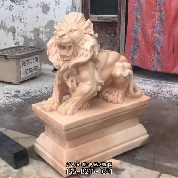庭院晚霞紅石雕別墅門口擺放的獅子雕塑