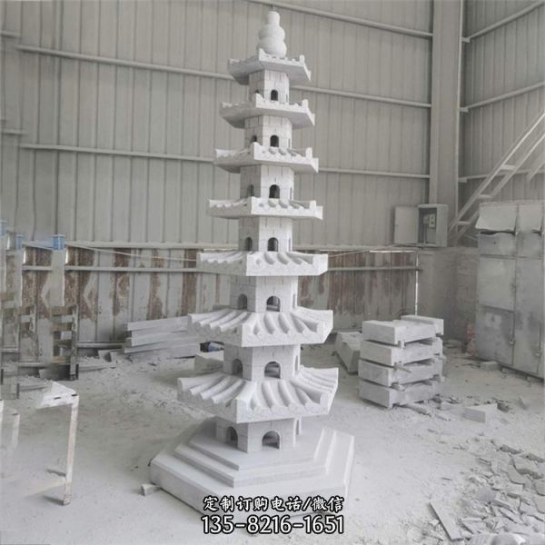 寺廟擺放天然青石雕刻多層石佛塔