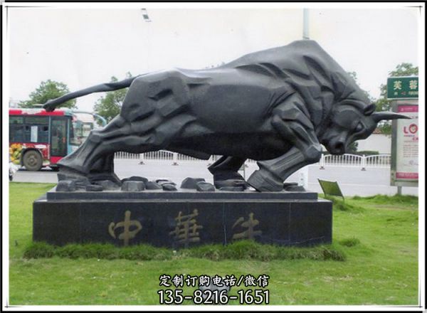 廣場街頭擺放黃銅鑄造銅牛雕塑（1）
