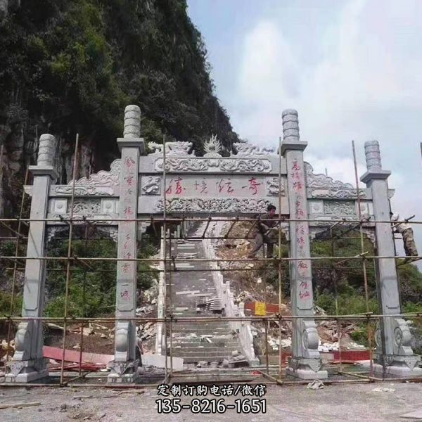 景區(qū)村口擺放大理石石雕牌坊（2）