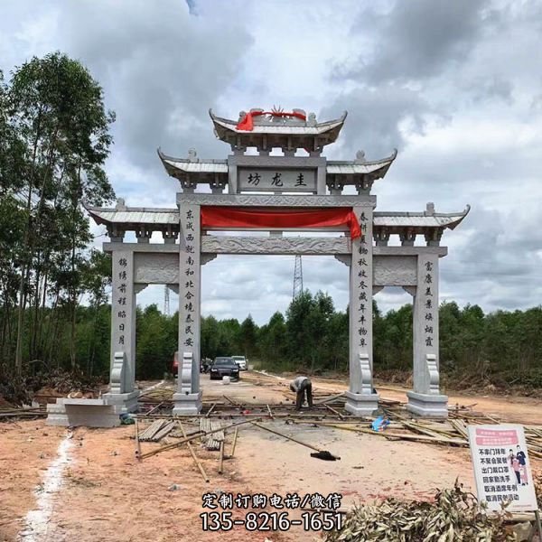 景區(qū)村口擺放大理石石雕牌坊（3）