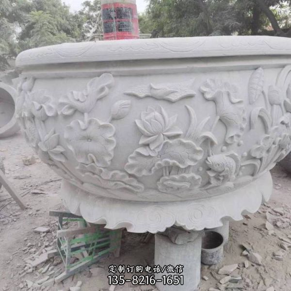 庭院擺放漢白玉浮雕荷花養魚水缸