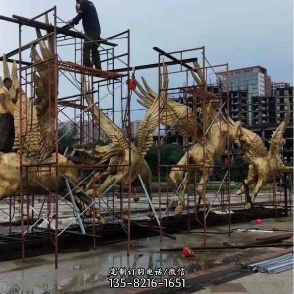 廣場大型奔騰的馬群雕塑（5）