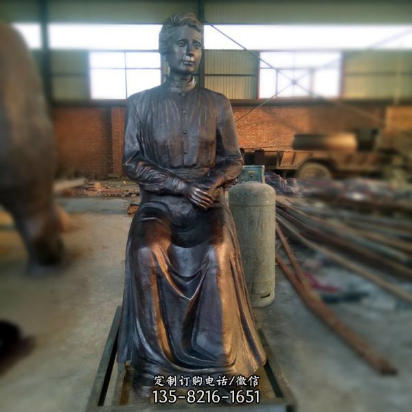 學院廣場擺放黃銅古代名人雕塑（4）