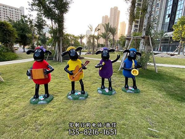 城市園林綠地玻璃鋼卡通小羊肖恩演奏動物雕塑（1）