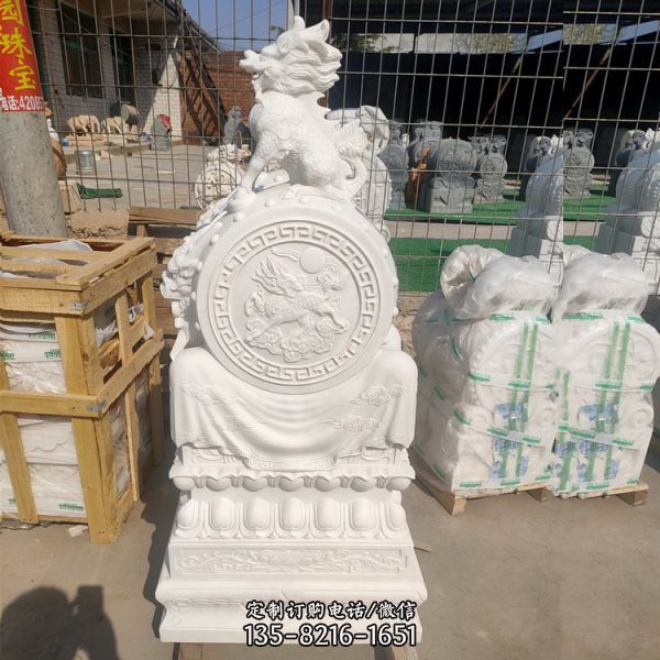 中式庭院門口擺放漢白玉浮雕麒麟鎮宅招財抱鼓石
