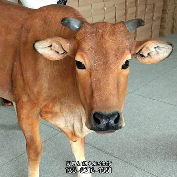 公園草坪擺放玻璃鋼仿真動物牛雕塑