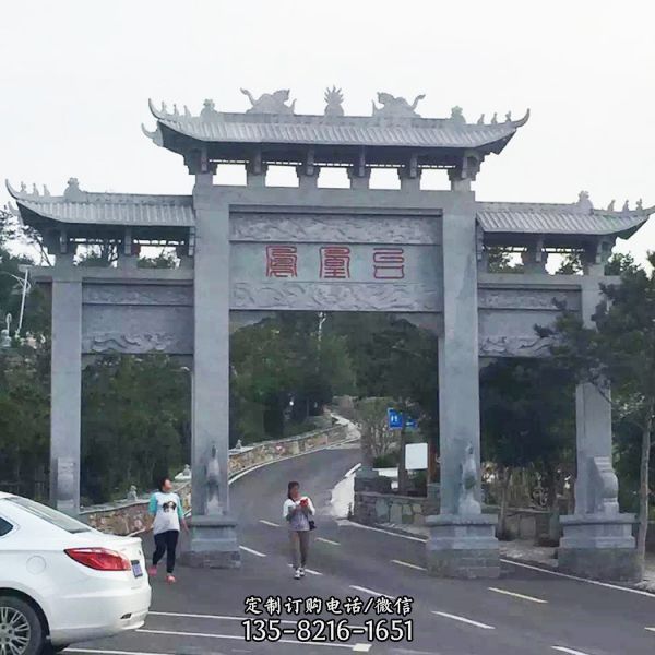 景點入口擺放仿古三門石牌坊雕塑