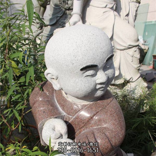 中式庭院會所室外擺放砂巖雕刻小沙彌雕像（4）