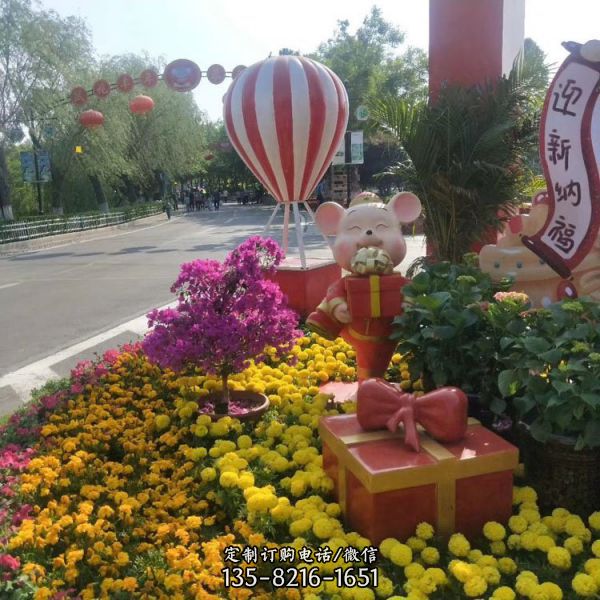 公園擺放玻璃鋼卡通公仔迎新年小品雕塑