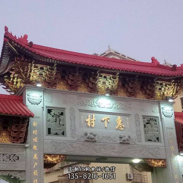 村口擺放青石浮雕門樓牌坊（1）
