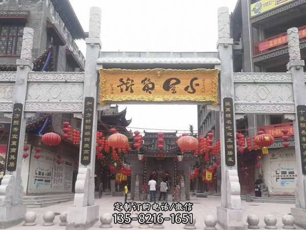 村口擺放青石雕刻簡易大氣三門五樓牌坊（1）