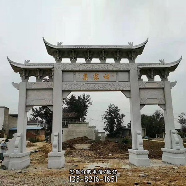 景區農村入口仿古青石三門石牌坊 造型端莊（1）