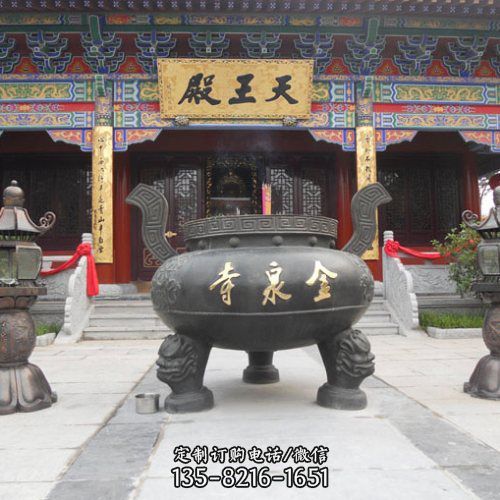 金泉寺院大殿門(mén)前擺放鑄鐵大型元寶香爐