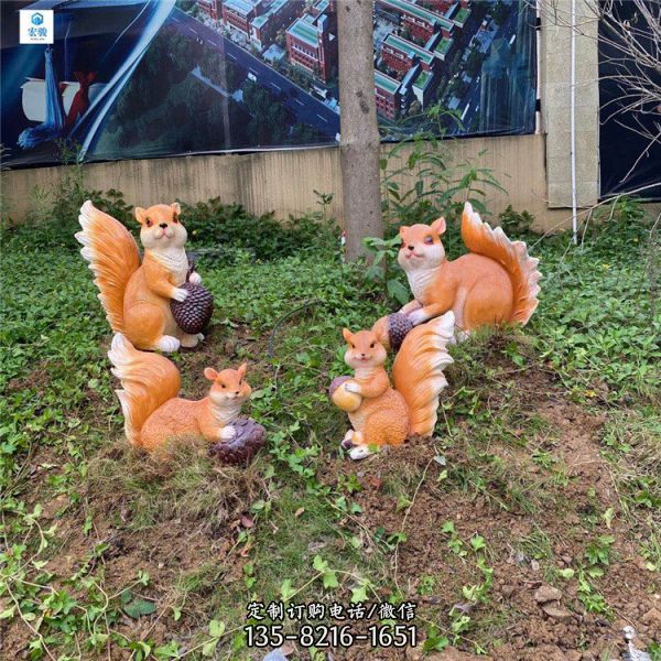 景區公園綠地擺放玻璃鋼仿真動物松鼠雕塑（1）