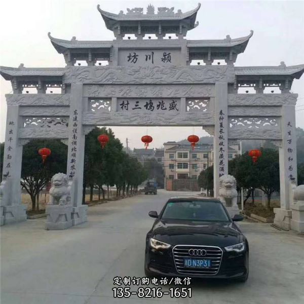 村口擺放天然青石浮雕三門樓石牌坊