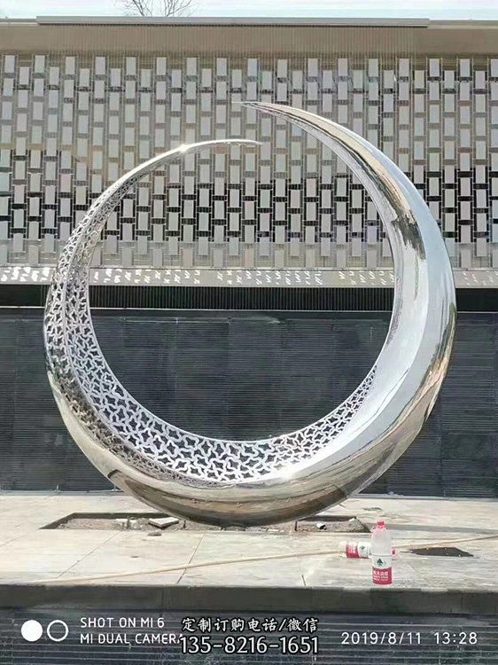 不銹鋼月亮雕塑戶外創(chuàng)意月牙環(huán)水景擺件（1）