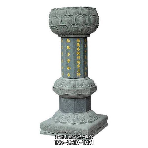 寺廟大殿門前擺放青石雕刻 出食臺石柱一對（1）