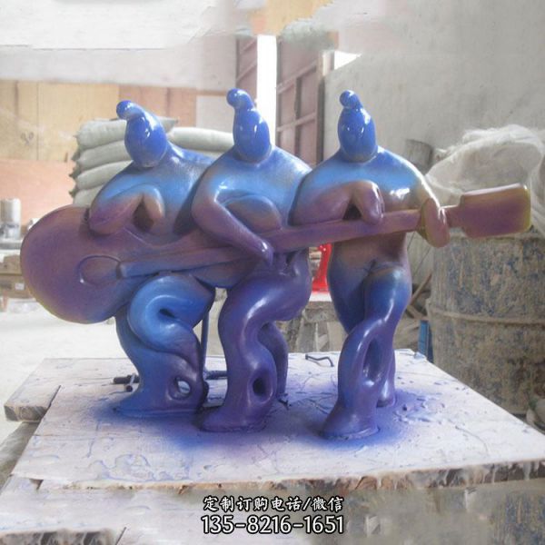 商場(chǎng)戶外美陳擺件抱著樂器玻璃鋼抽象人物