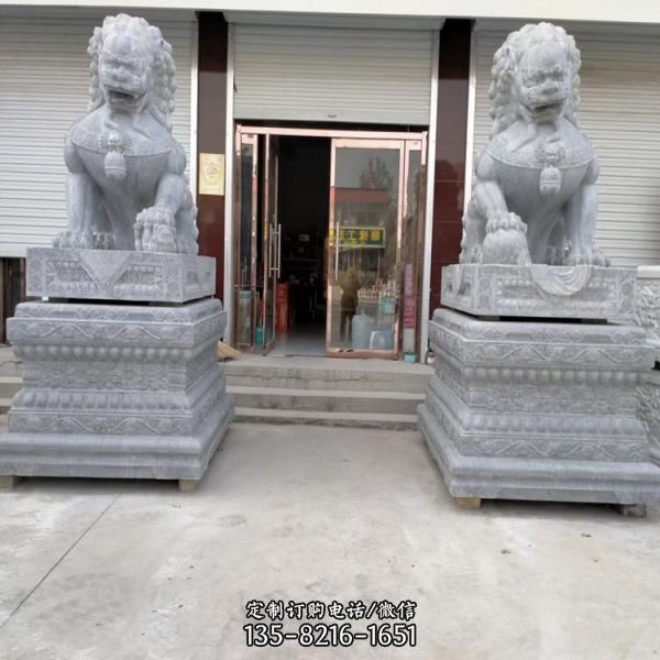 景區(qū)大門(mén)兩側(cè)擺放天然青石獅子雕塑
